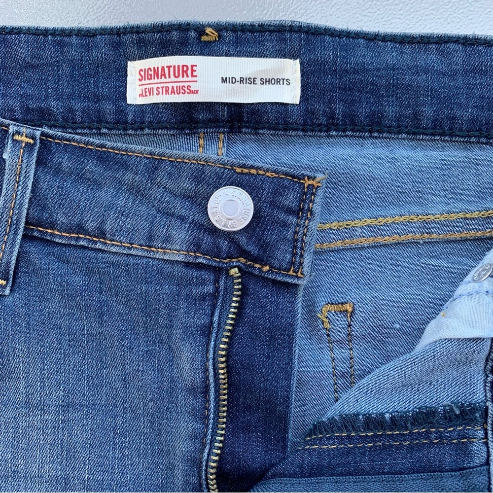 Levi’s Strauss Signature Blue Mid-Rise Cuffed Stretch Shorts ~ Women’s 12 | W31 - Picture 3 of 6